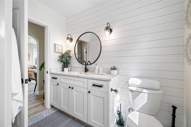 bathroom with toilet, ensuite bath, and vanity