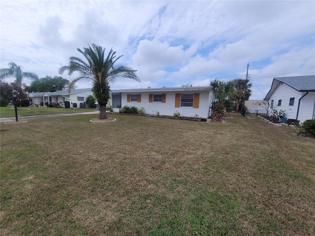 ranch-style house featuring a front lawn