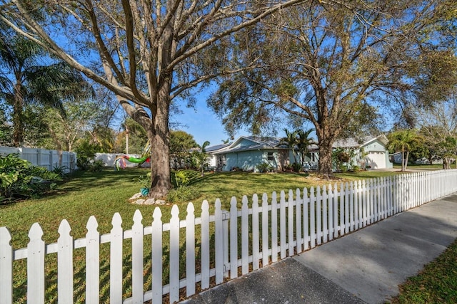 single story home featuring a fenced front yard and a front yard