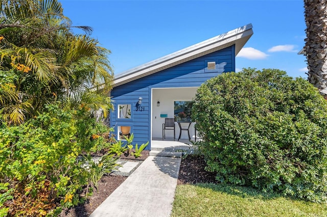 property entrance featuring covered porch