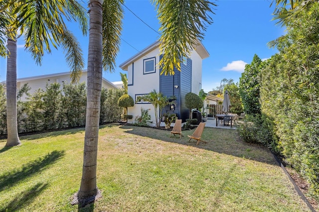 view of yard featuring a patio