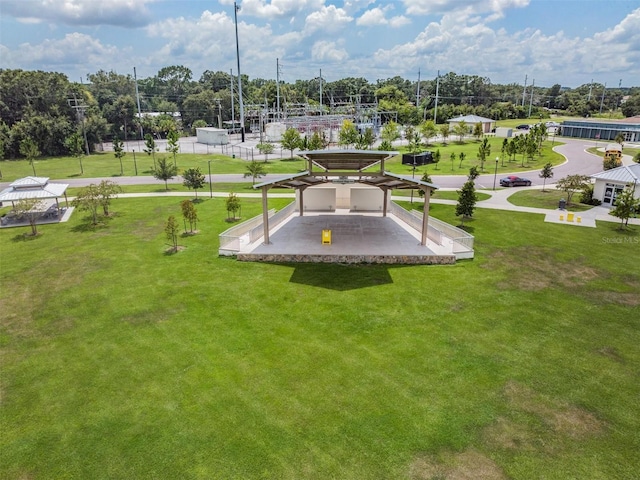 view of property's community featuring a lawn