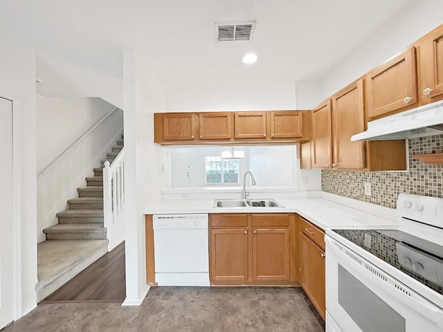 kitchen featuring white appliances, visible vents, a sink, under cabinet range hood, and backsplash