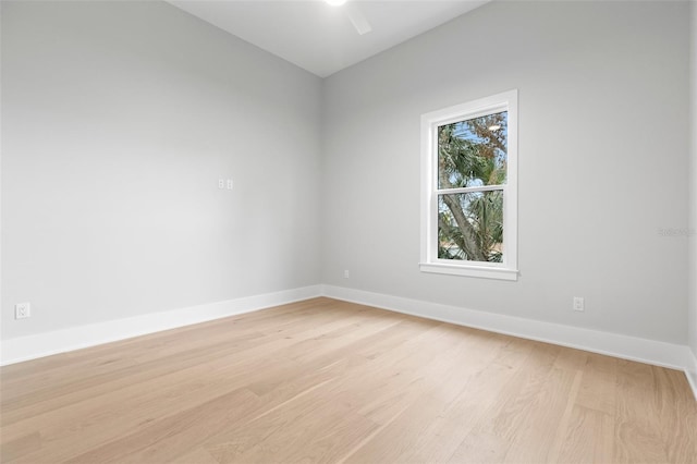 unfurnished room featuring light wood-style floors, baseboards, and a ceiling fan