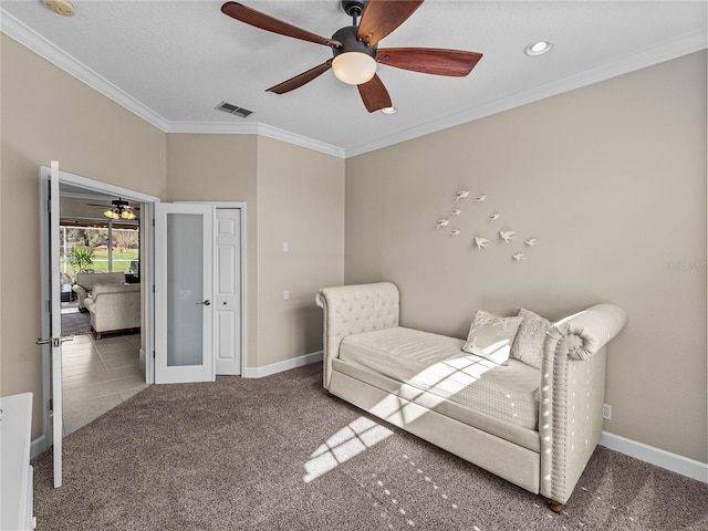 living area with carpet floors, visible vents, crown molding, and baseboards