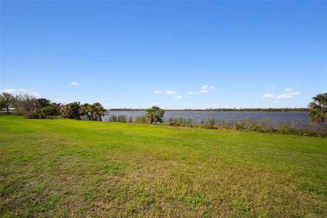 view of yard featuring a water view