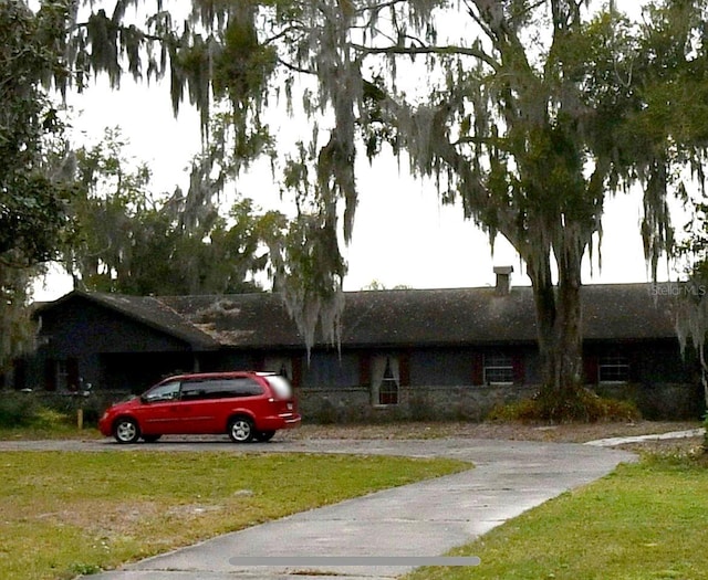 single story home featuring a front yard