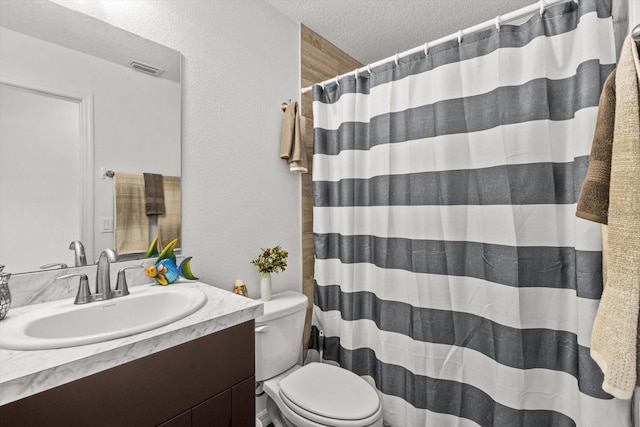 full bath with a textured ceiling, curtained shower, toilet, visible vents, and vanity