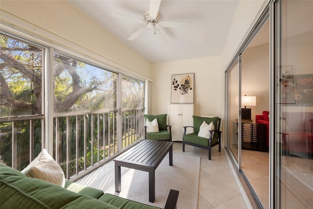 sunroom with ceiling fan