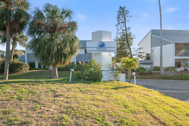 exterior space featuring a front yard