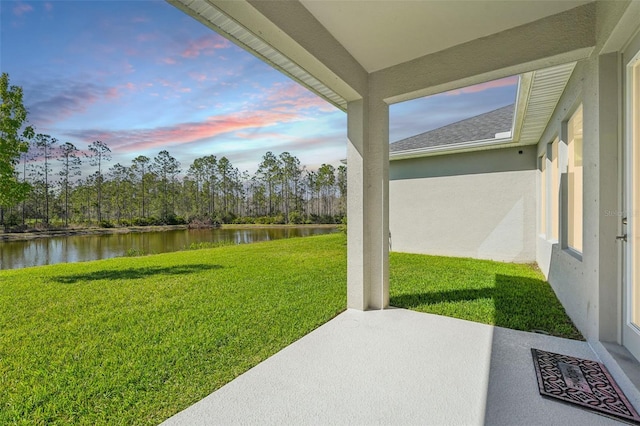 view of yard featuring a water view