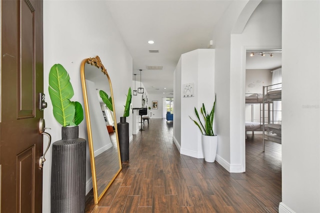 foyer featuring dark wood-style flooring, visible vents, and baseboards