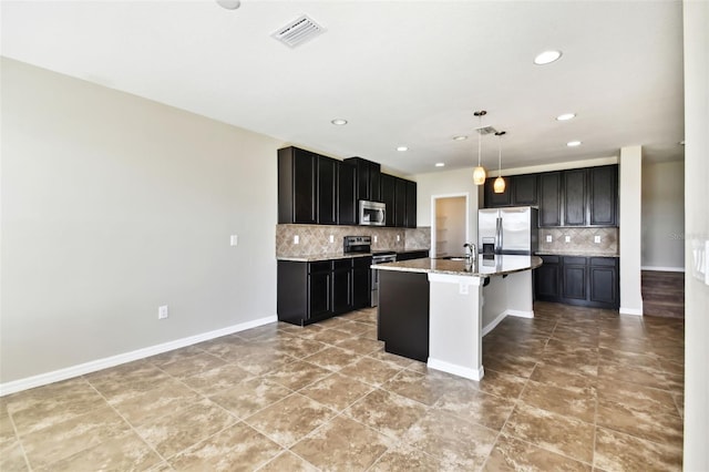 kitchen with a breakfast bar area, stainless steel appliances, visible vents, baseboards, and decorative backsplash