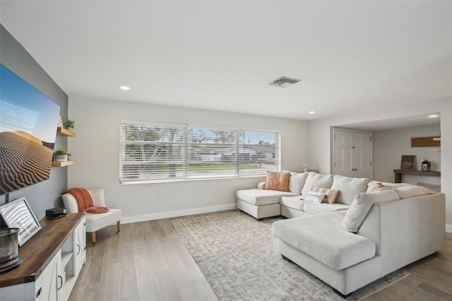 living room featuring visible vents, recessed lighting, baseboards, and wood finished floors