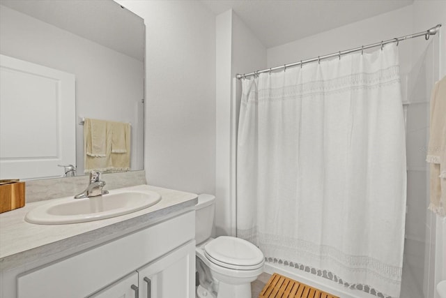 full bath with a shower with shower curtain, vanity, and toilet