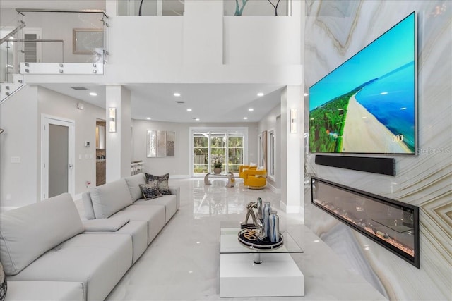 living room featuring recessed lighting and a towering ceiling