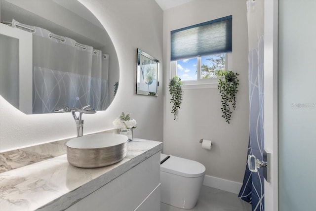 full bath featuring vanity, curtained shower, toilet, and baseboards