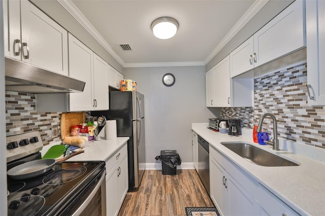 kitchen with visible vents, stainless steel appliances, crown molding, under cabinet range hood, and a sink