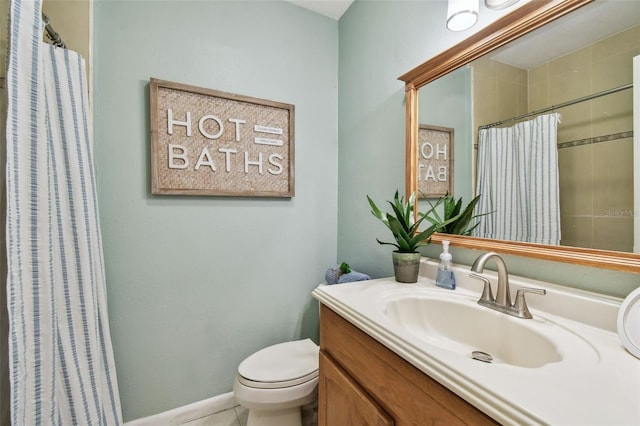 bathroom with vanity, a shower with shower curtain, toilet, and baseboards