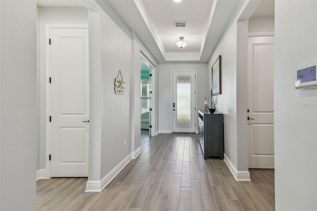 entryway featuring visible vents, baseboards, and wood tiled floor