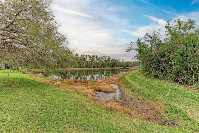 view of yard featuring a water view