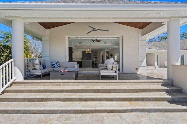 doorway to property with outdoor lounge area, a ceiling fan, and stucco siding