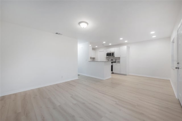 unfurnished living room with light wood-style flooring, recessed lighting, visible vents, and baseboards