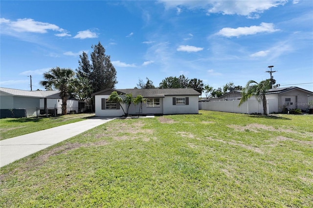 view of front of property featuring a front yard and fence