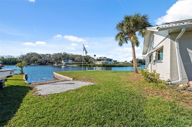 view of yard featuring a water view