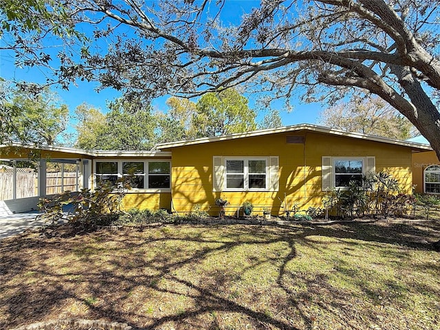 view of front of home with fence and a front yard