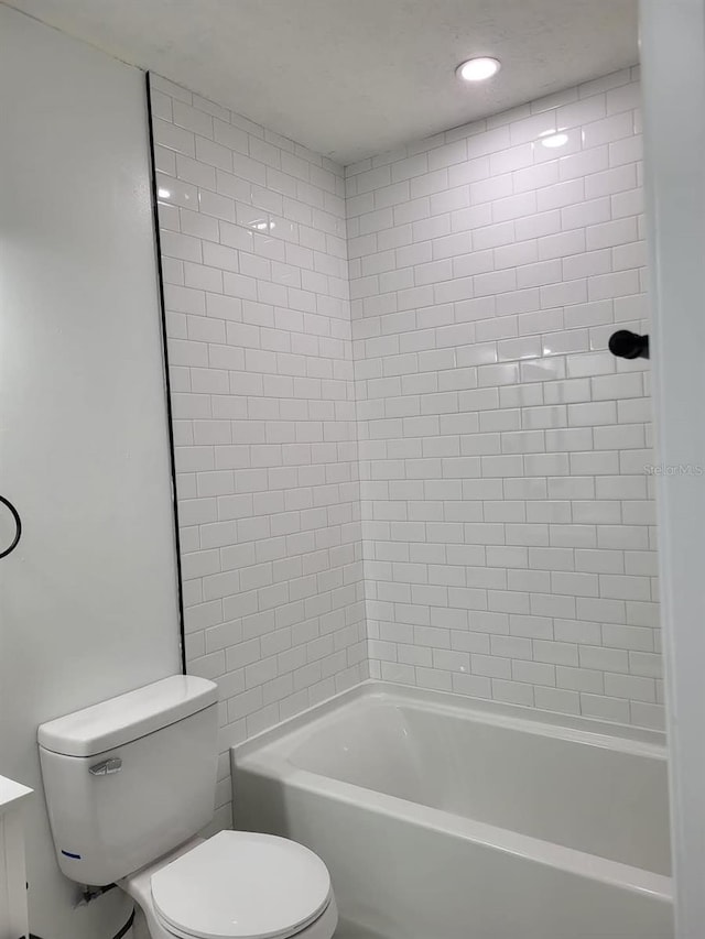 full bath with shower / bathing tub combination, toilet, and recessed lighting