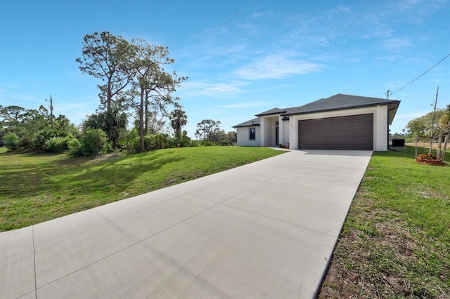 view of front facade featuring roof with shingles, stucco siding, an attached garage, a front yard, and driveway