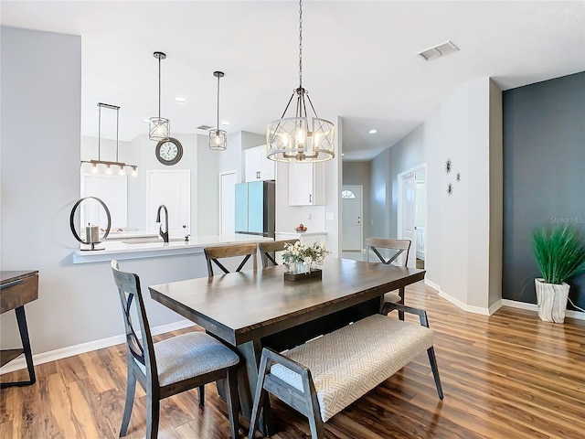 dining area featuring recessed lighting, visible vents, light wood-style flooring, and baseboards