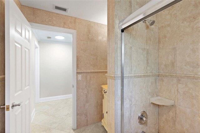 bathroom featuring visible vents and tile patterned floors