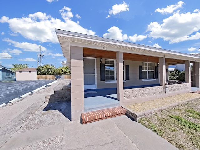 property entrance featuring a porch