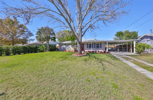 view of front of home featuring a carport, a front yard, and driveway