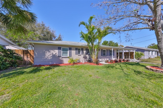 view of front of house featuring fence and a front yard