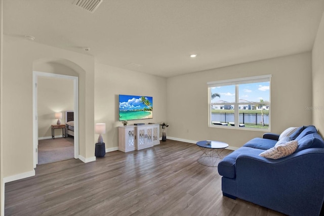 living room with visible vents, recessed lighting, baseboards, and wood finished floors