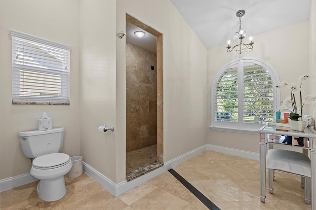 full bathroom featuring a chandelier, a tile shower, toilet, and baseboards