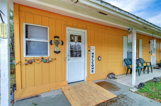 property entrance featuring covered porch