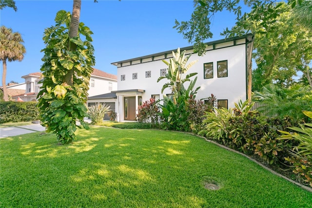 view of front of property featuring stucco siding and a front yard