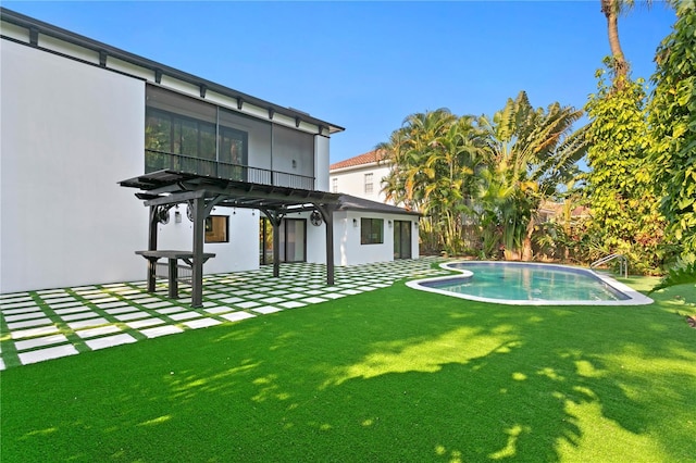 view of yard with a fenced in pool, a pergola, and a patio area