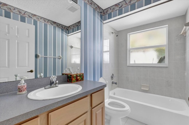 full bathroom with bathtub / shower combination, toilet, vanity, visible vents, and wallpapered walls