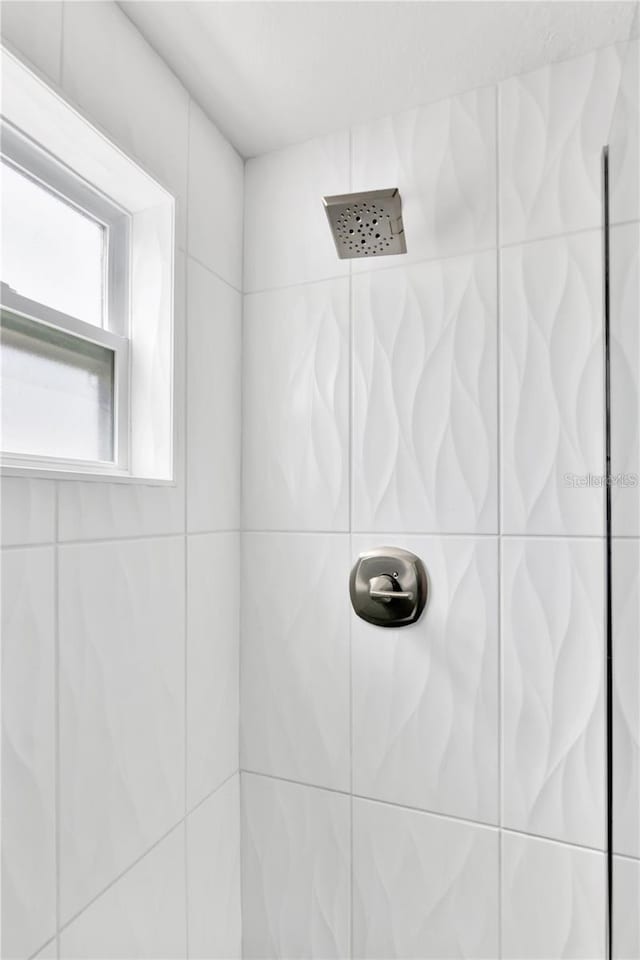 full bathroom featuring a tile shower