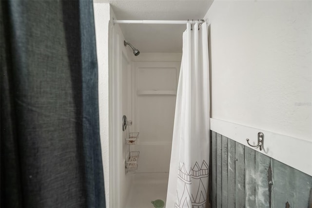 full bathroom featuring curtained shower