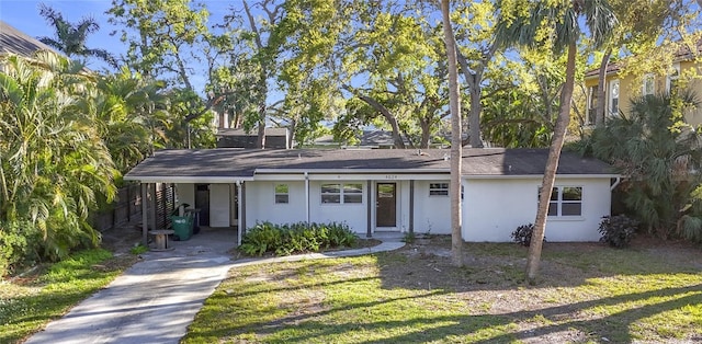 view of front facade with a front lawn and stucco siding