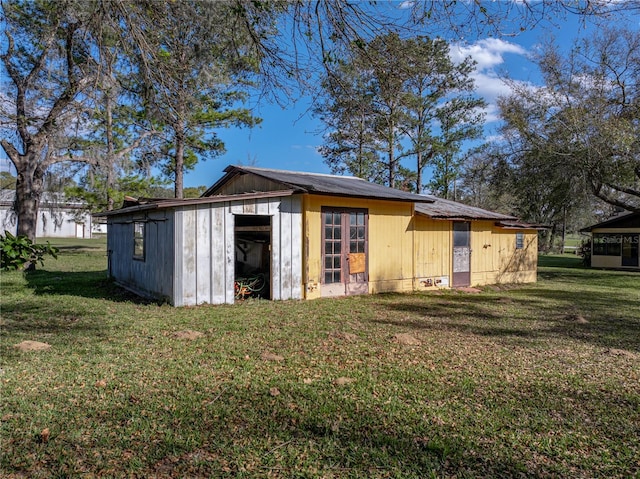 view of outdoor structure featuring an outbuilding