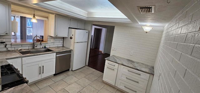 kitchen featuring visible vents, dishwasher, stove, freestanding refrigerator, and a sink