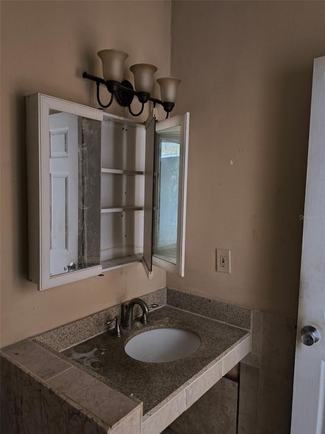 bathroom featuring an inviting chandelier and a sink