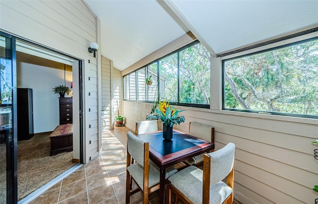 sunroom with vaulted ceiling